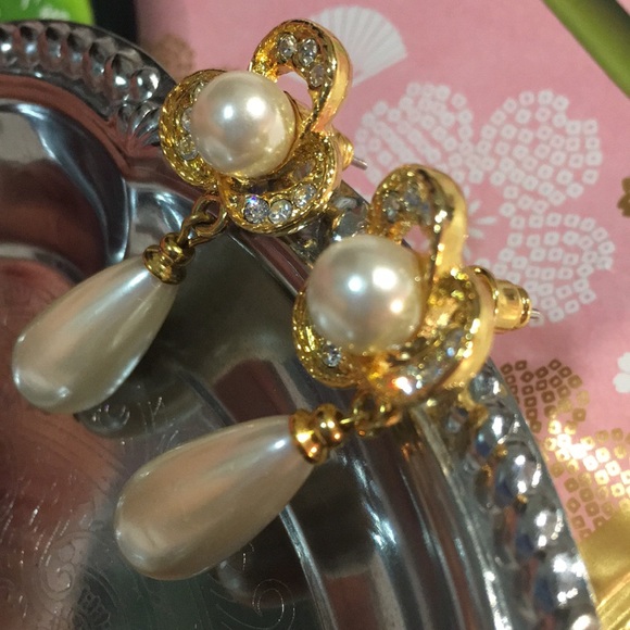 🆑🫧 CLEARANCE!🏷️ Vintage Floral & Faux Pearl w/ swarovski Earrings - Picture 11 of 16